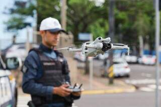 Policial opera drone na região central de Campo Grande (Foto: Henrique Kawaminami)