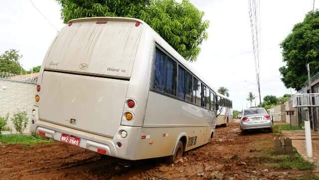 &Ocirc;nibus atola em lama&ccedil;al e ruas do Nova Campo Grande viram cen&aacute;rio de rally