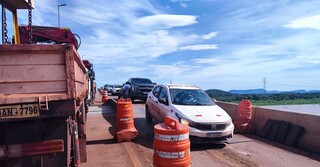 Momento da passagem de veículos em trecho que passa por obras na ponte sobre o Rio Paraguai (Foto: Seilog)