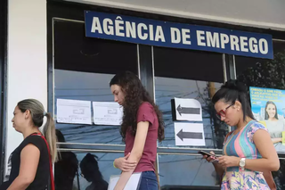 Candidatas aguardam por atendimento em fila formada na frente da agência municipal de empregos. (Foto: Arquivo/Campo Grande News)