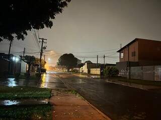 Céu fechado durante chuva leve na região central de Dourados. (Foto: Helio de Freitas)