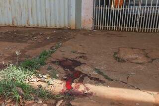 Sangue da vítima em calçada no Bairro Parque do Lageado. (Foto: Henrique Kawaminami)