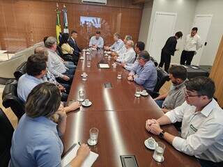 Governador Eduardo Riedel (PSDB) no centro da mesa durante reunião com empresários do setor na última sexta-feira (12) (Foto: Mairinco de Pauda)