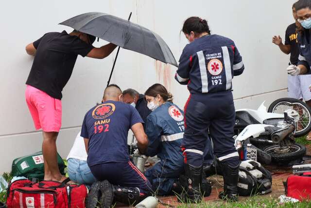 Mulher fica em estado grav&iacute;ssimo ao perder o controle de moto e bater em muro