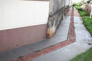 Calçada onde vítima caiu e morreu; fita zebrada ficou após trabalhos da perícia. (Foto: Henrique Kawaminami)