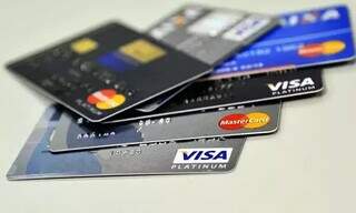 Cartões de crédito empilhados sobre mesa (Foto: Arquivo/Marcello Casal Jr./Agência Brasil)