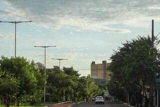 Céu amanhece com sol e algumas nuvens, na região da Avenida Fábio Zahran, na Capital (Foto: Henrique Kawaminami)