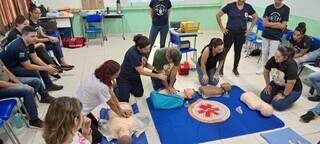 Em primeira edição do curso, professores do ensino básico aprendem fundamentos de massagem cardíaca (Foto: Divulgação)