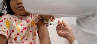 Criança indígena sendo imunizanda durante lançamento do Mês de Vacinação dos Povos Indígenas (Foto: Igor Evangelista/MS)