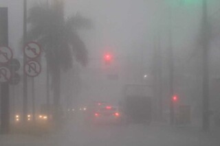 Chuva tão forte na Avenida Eduardo Elias Zahran que parece neblina (Foto: Henrique Kawaminami)