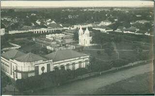 Vista da prefeitura municipal e Igreja de Santo Antônio no século passado. (Foto: Arquivo/IBGE)