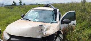 O carro ficou destruído nas margens da rodovia MS-164 (Foto: Divulgação)