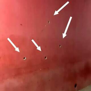 Marcas dos tiros na parede da conveniência (Foto: Notícias do Cerrado)