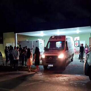 Movimentação de familiares das vítimas em frente ao hospital (Foto: Site Notícias do Cerrado)