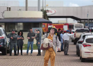 Humorista retornando para a estrada após não conseguir ver Lula. (Foto: Marcos Maluf)