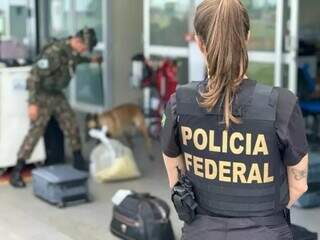 Agente da PF e militar do Exército em operação no aeroporto de Ponta Porã (Foto: Divulgação)