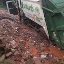 Caminhão de lixo atola em avenida sem asfalto do Nova Lima 