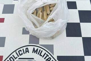 Parte da droga retirada dos estômagos dos suspeitos (Foto: Divulgação/Polícia Militar SP)