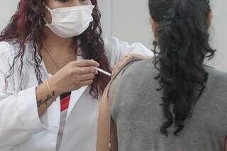 Mulher vacinando contra a gripe em posto de saúde de Campo Grande (Foto: Marcos Maluf)