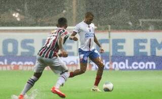 Jogadores disputam a posse da bola durante partida chuvosa na Arena Fonte Nova. (Foto: Letícia Martins/Bahia)