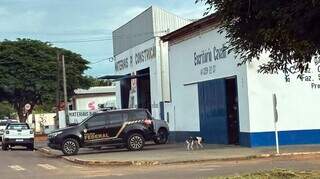 Viatura da PF em frente a escritório em Santa Rita do Pardo. (Foto: Cenário MS)