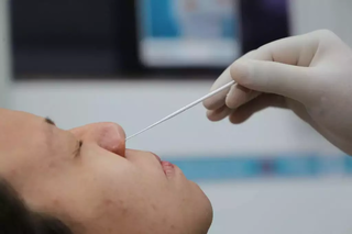 Paciente realiza o teste nasal para detecção da covid-19 no organismo. (Foto: Arquivo/Campo Grande News)