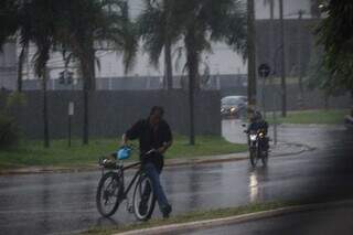 Chuva em avenida de Campo Grande (Foto: Henrique Kawaminami) 