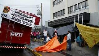 Manifestantes do MPL desarmaram o acampamento em frente à sede do Incra na Capital. (Foto: Alex Machado)