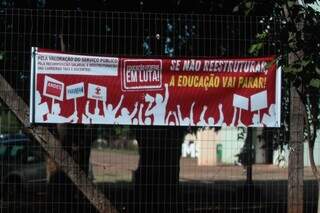 Faixa de protesto colocada em uma unidade do IFMS em Campo Grande (Foro: Marcos Maluf)