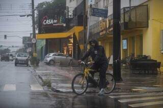 Com capa de chuva, ciclista saiu preparado de casa nesta manhã chuvosa (Foto: Henrique Kawaminami) 