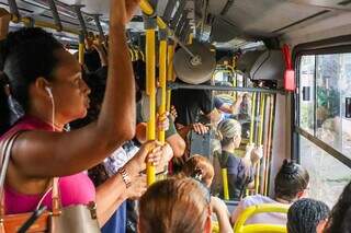 Mulheres são maioria dos passageiros dentro de ônibus cheio em Campo Grande (Foto: Henrique Kawaminami/Arquivo)