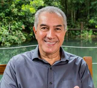 Ex-governador Reinaldo Azambuja (PSDB), presidente do PSDB em Mato Grosso do Sul, sentado no receptivo do governo do Estado, no Parque do Prosa (Foto: Instagram)