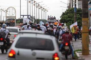 Acampados bloquearam uma das faixas da Avenida Costa e Silva, em Campo Grande, nesta manhã (Foto: Henrique Kawaminami)