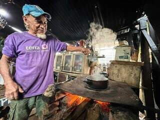 Urbano Jorge usa fogão a lenha para se aquecer quando está frio (Foto:Marcos Maluf)