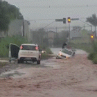 “Toda vez alaga”: carro fica preso em rua que vira rio durante temporal