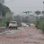 “Toda vez alaga”: carro fica preso em rua que vira rio durante temporal