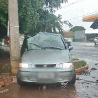 Carro é lançado contra poste em acidente no Jardim Aeroporto