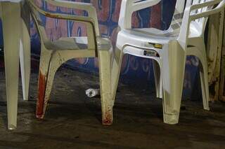 Cadeiras com marcas de sangue na conveniência onde Cristian foi executado (Foto: Alex Machado | Arquivo)