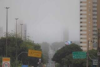 Altos da Avenida Afonso Pena somem com nevoeiro (Foto: Henrique Kawaminami)