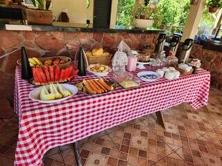 Café da manhã oferecido pela pousada tem bolos, pães, frutas e café (Foto: Arquivo Pessoal)