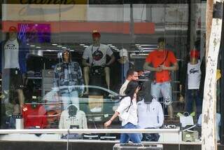 Consumidores passando em frente de loja na Rua 14 de Julho (Foto: Henrique Kawaminami)