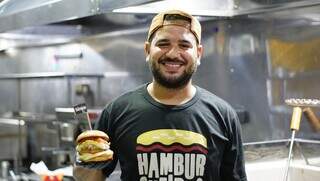 Proprietário da hamburgueria, &#39;Bruninho&#39; segura lanche que venceu competição. (Foto: Alex Machado)