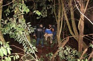 Policiais e peritos no local onde corpo foi achado, em Nova Alvorada do Sul. (Foto: Alvorada Informa)