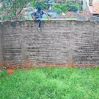 Ladrão é preso após ser flagrado pulando muro e invadindo casa