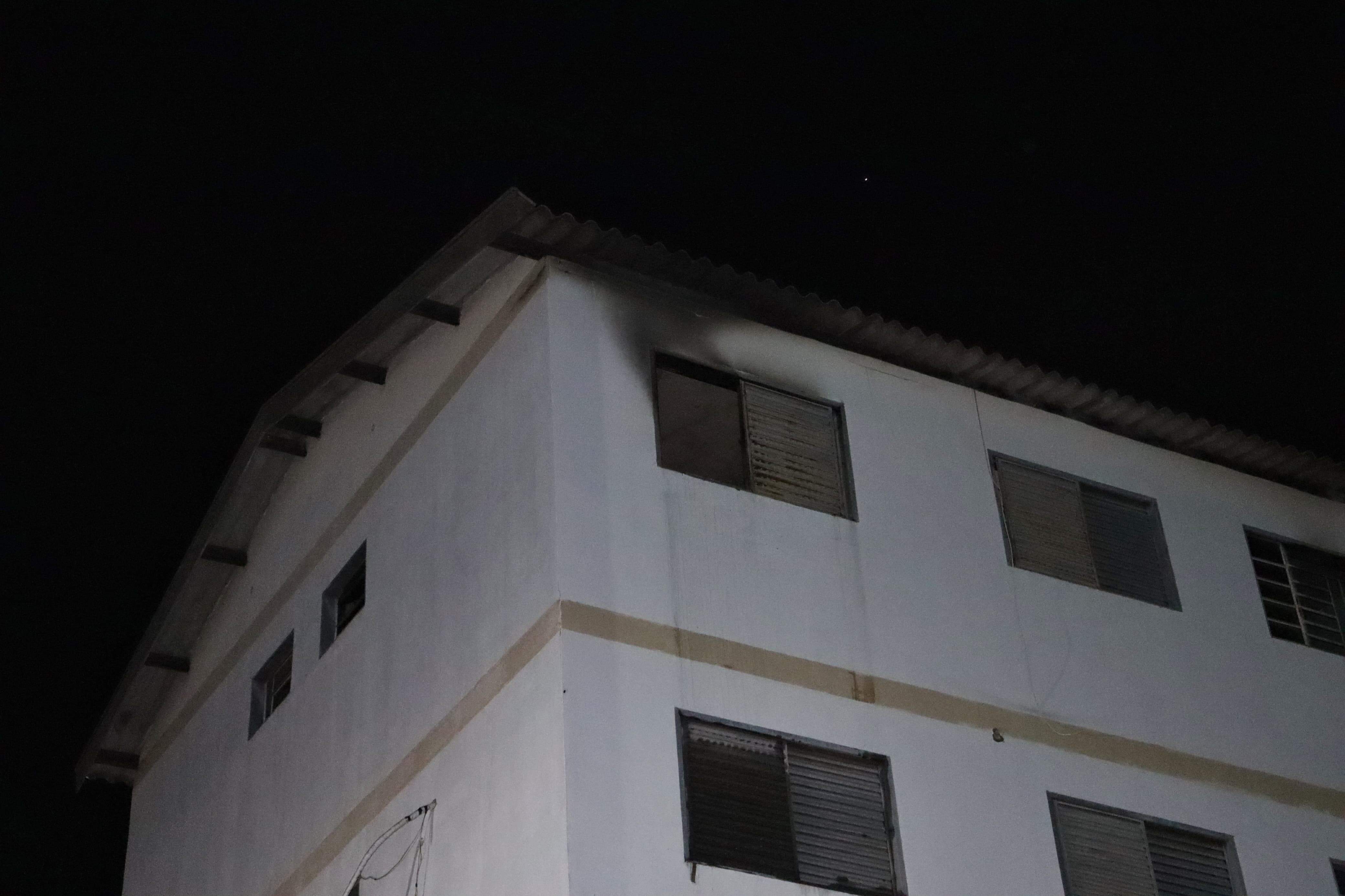 Incêndio destrói apartamento e deixa bloco inteiro sem luz