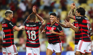 Jogadores do Flamengo comemoram vitória no Estádio Maracanã. (Foto: Gilvan de Souza/Flamengo)