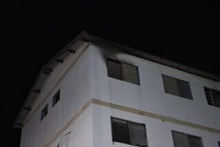 Apartamento situado no 3º andar pegou fogo no início da noite desta quarta (17). (Foto: Osmar Daniel)