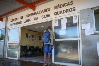 Paciente chega para se consultar com especialista no CEM de Campo Grande (Foto: Henrique Kawaminami/Arquivo)