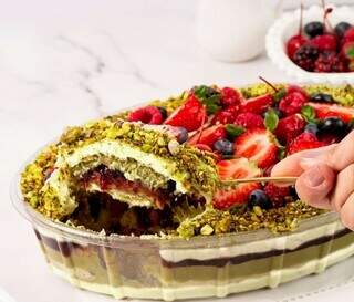 Torta Maravilha de Pistache combina a castanha com frutas geléia de vermelhas (Foto: Divulgação/Redes Sociais)