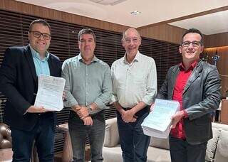 Prefeito Alan Guedes e assessor com Eduardo Riedel e Hélio Peluffo (Foto: Divulgação)